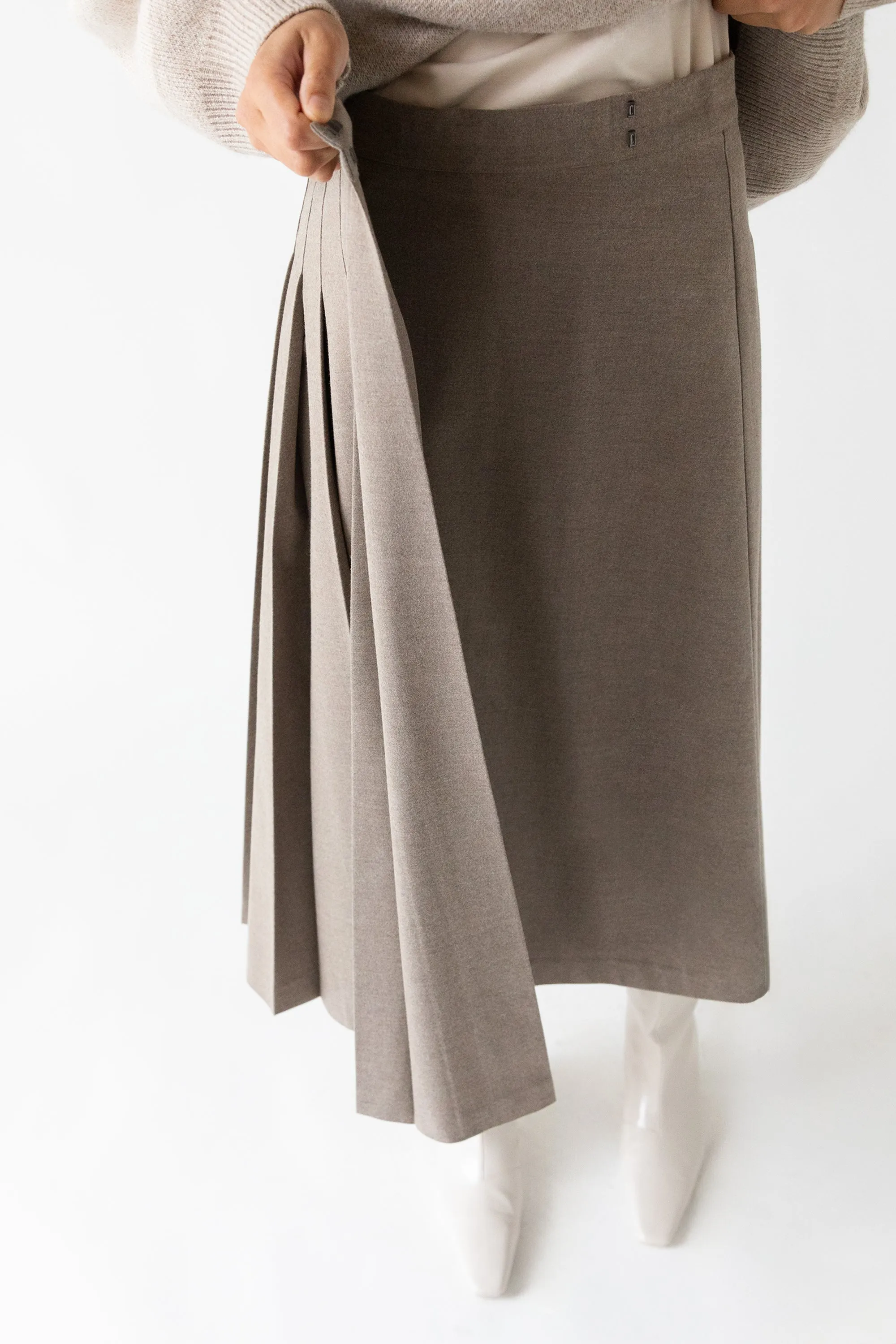 MIDI PLEATED ASYMMETRICAL SKIRT